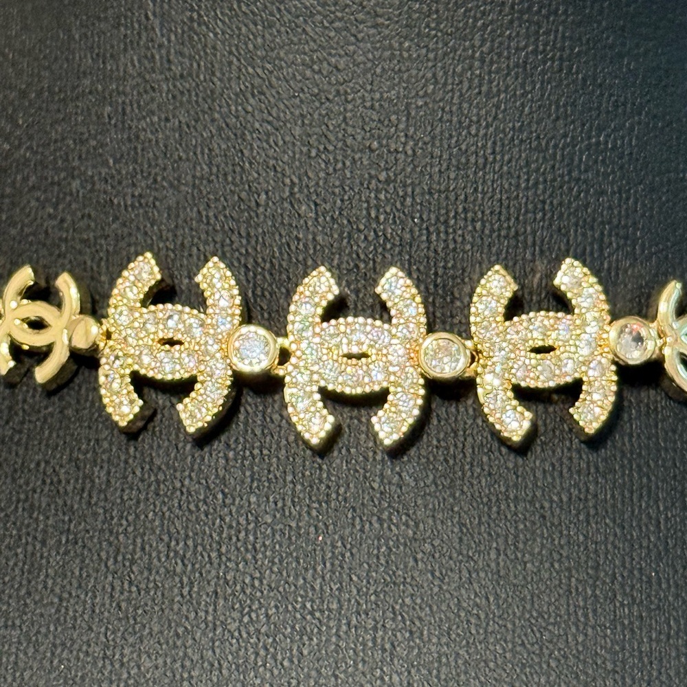 New Women’s laminated gold bracelet with‎ shiny details - Picture 2 of 4
